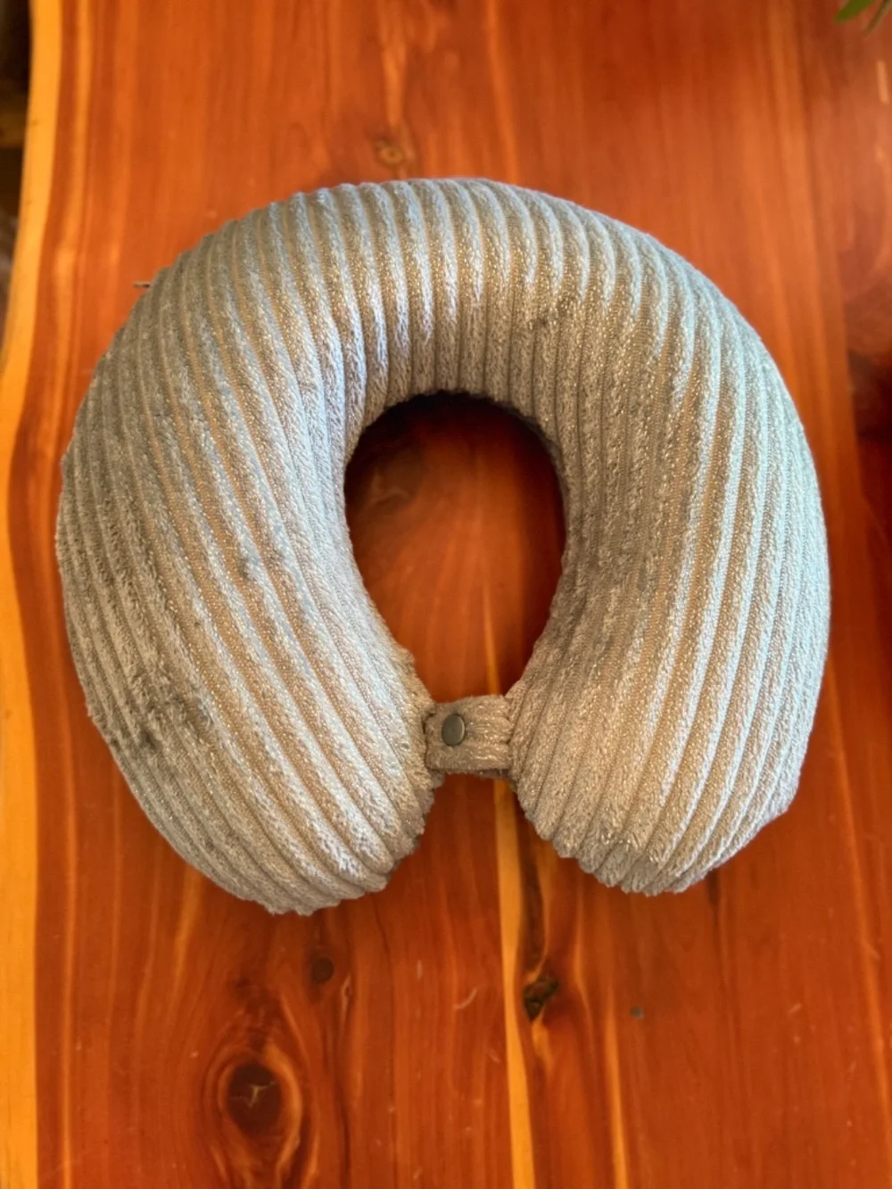 Travel neck pillow